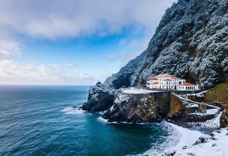 Photo of the hermitage of San Juan de Gaztelugatxe in winter, the cliff and the mountain are covered in snow and hidden, Cinematic, Megapixel