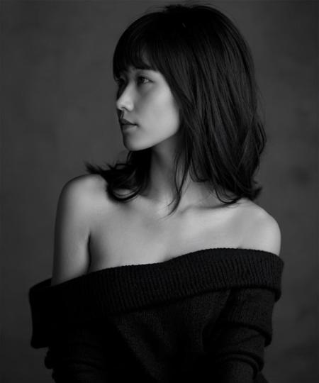 1girl, solo, bare shoulders, monochrome, upper body, greyscale, off shoulder, sweater, lips, looking away
<lora:hasselblad_portrait_v1:0.7>