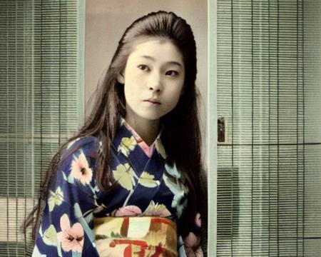 <lora:Kozaburo_Tamamura_style_v2:0.7>, 1girl, solo, long hair, looking at viewer, brown hair, black hair, long sleeves, brown eyes, closed mouth, upper body, japanese clothes, indoors, kimono, black eyes, lips, sash, traditional media, parody, expressionless, obi, floral print, pale skin, forehead, yukata, realistic, door, print kimono, painting (medium), sliding doors, peeking out, faux traditional media, fine art parody, human