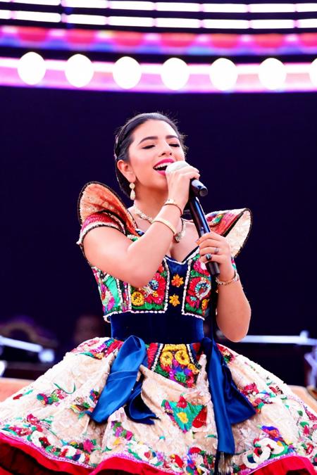 <lora:Angela_Aguilar:0.8>, <lora:ä¸ç©è°èä¸¨æé¨ä¿®å¤2.0_V2.0:0.6>, Raw photo of Angela Aguilar wearing a Mariachi outfit singing at a concert in an outdoor stage at night, perfect hands, delicate hands, sharp focus on subject, happy, Shot with a Nikon F3 and a 35mm f/2 lens, using Kodak Portra 400 film stock
