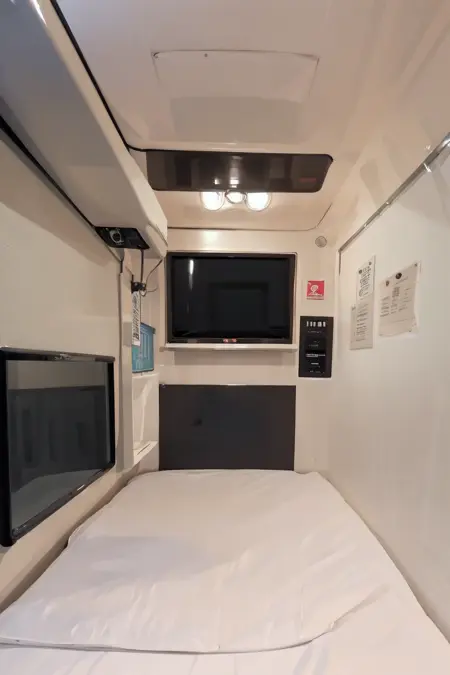 カプセルホテルの中 Inside the capsule hotel SD15