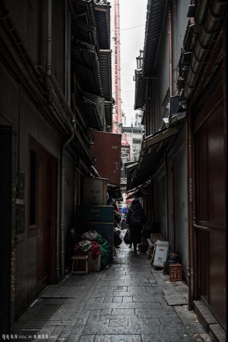 RAW photo,subject,8k uhd,dslr,soft lighting,high quality,film grain,Fujifilm XT3,outdoors,,ruanyi0046,<lora:0046 dirty alley_v2:1>