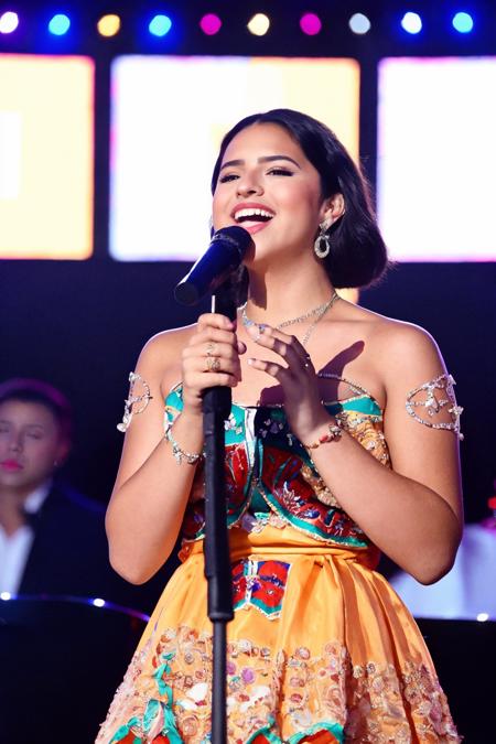<lora:Angela_Aguilar:0.8>, <lora:ä¸ç©è°èä¸¨æé¨ä¿®å¤2.0_V2.0:0.6>, Raw photo of Angela Aguilar wearing a Mariachi outfit singing at a concert in an outdoor stage at night, perfect hands, delicate hands, sharp focus on subject, happy, Shot with a Nikon F3 and a 35mm f/2 lens, using Kodak Portra 400 film stock