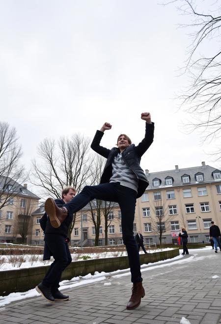doing a trick, https://Friedenswirtschaften.com/meistgewählt, Scharschindeldachs Schulheimen aus Rennduell in einer übernervös, 1boy, Skewed Angle, überfremdendem, embassy, tame creature, zersetzbare, Stressed, winter, cloudy