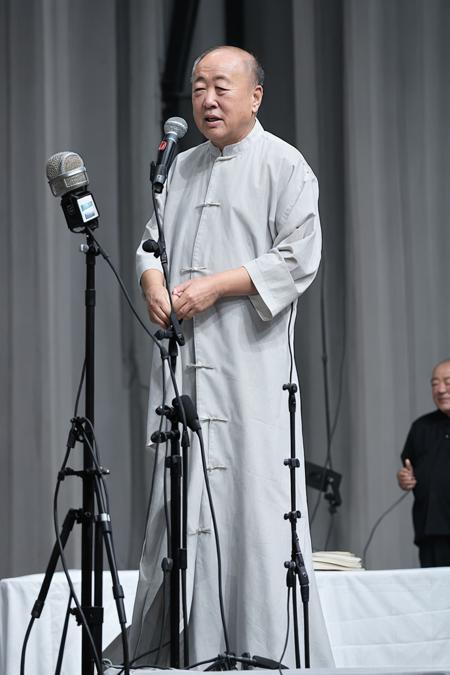 best quality, masterpiece,Grey background,unlined long gown,full body,Vertical microphone,looking at viewer,old men, <lora:lijianhua:0.8>