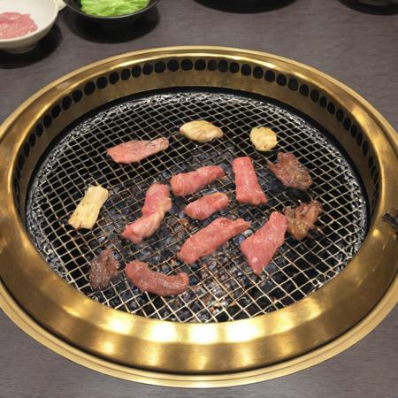 masterpiece, best quality, ultra-detailed, illustration,
smokeless_roaster, grill, japan, still life, saucer, reflection, yakiniku, realistic, 
 <lora:smokeless_roaster_SDXL_V2:1>