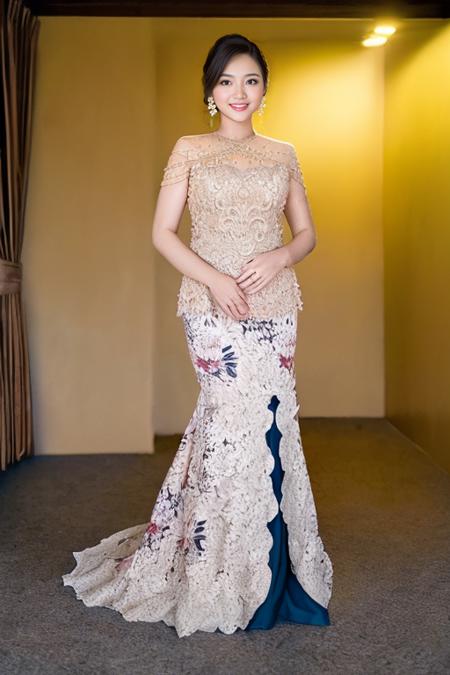 ((looking at camera)), detailed face, 1girl,full body,  solo, fashi-girl, mature girl, cute, sweet, a girl wearing kebaya, embriodery green kebaya and floral pattern staright skirt ,   <lora:kebaya:1> <lora:henLoraV5:1> 