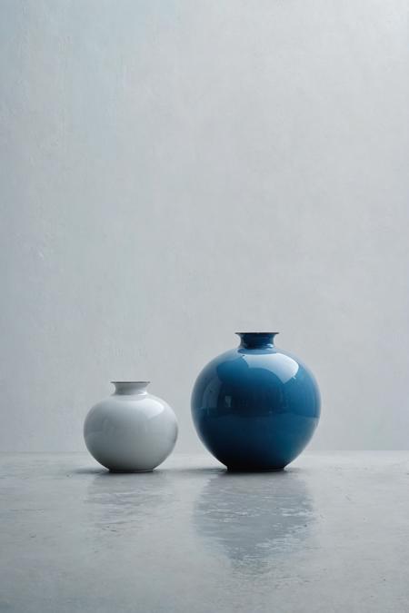 (artistic photography by Alphonso Lisk-Carew and Nadav Kander:1.2), award winning,
full-frame dslr, f/16, shutter speed 1/2 sec, iso800, white balance fluorescent, exposure compensation    "+2.5 ev", shutter priority shooting mode, symmetry and balance, focus mode manual, partial metering, rain,
(aesthetic of minimalism:0.5), newfangled unrivaled opus,
unsurpassed details, (diversity atmosphere:0.5),
(steelblue and bluish-white colors:0.1),
<lora:MJ52:0.5>