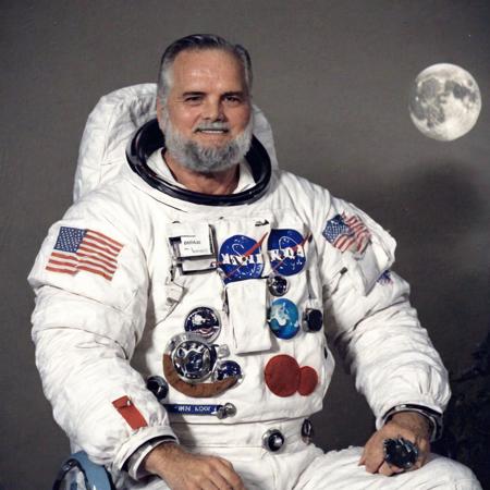 jay miner dressed as an astronaut, showing his face in the moon
 <lora:Jay_Miner_V2_Lora:1>