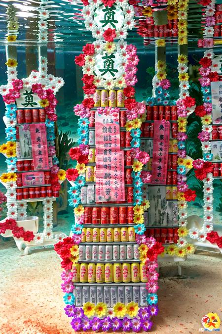 RAW photo,a huge [canedoffering_\(flat floral decorated\)] under the  water,with canned drinks arranged on it. fantasy, underwater, [[swimming carp school]],  best quality, masterpiece, 8k uhd, dslr, soft lighting, high quality, film grain, Fujifilm XT3 <lora:100_Taiwan offering_1v_5_768_0001deep5e_off:1>  simple background,  pureerosface_v1  underwater city,  underwater photography,