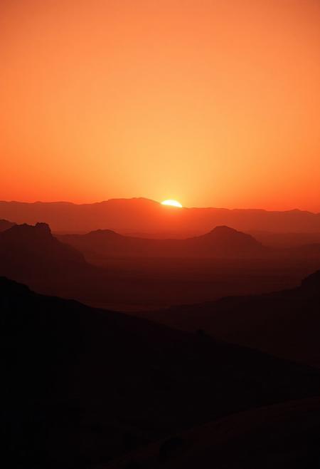 Martian mountains, extraterrestrial atmosphere, Martian sunset, beautiful Martian landscapes. highly detailed and hyper realistic photo, by Alena Aenami , by Archibald Thorburn , by Daniele Afferni , in the style of  monochromatic silhouette reflection,  limited dark palette, unusual dark colors, faded colors, atmospheric haze, highly dramatic cinematic lighting, motion blur, film grain,  professional, excellent composition, finest details, maximized details, ultimate detail level, masterpiece, best quality