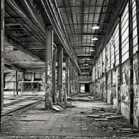 hasselblad monochrome, ein altes lostplace - alte fabrik - irgendwo in deutschland, innenansicht, gro﷿e halle