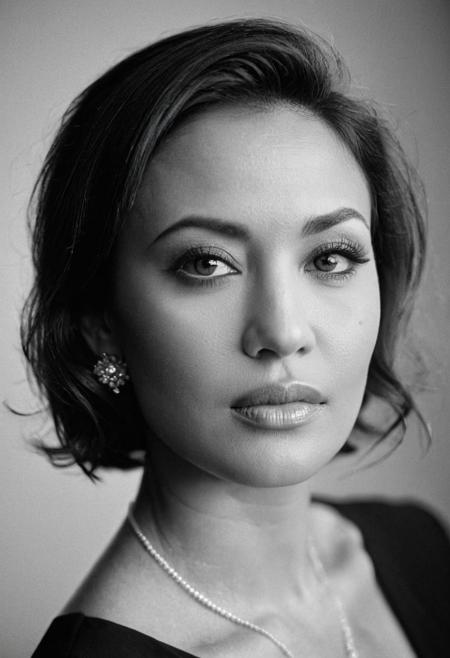 cinematic photo of an american movie diva of the 50s, 35 years old, ((detailed face, detailed eyes)),perfecteyes, half face in shadow, black formal dress, ((dimly lit)), ((low key lighting)), rim lighting, ((back lighting)), kodak tri-x 320 on 12mm wide angle lens, faded, pixelated, grainy, blurry, <lora:realistic_eyes:1>
