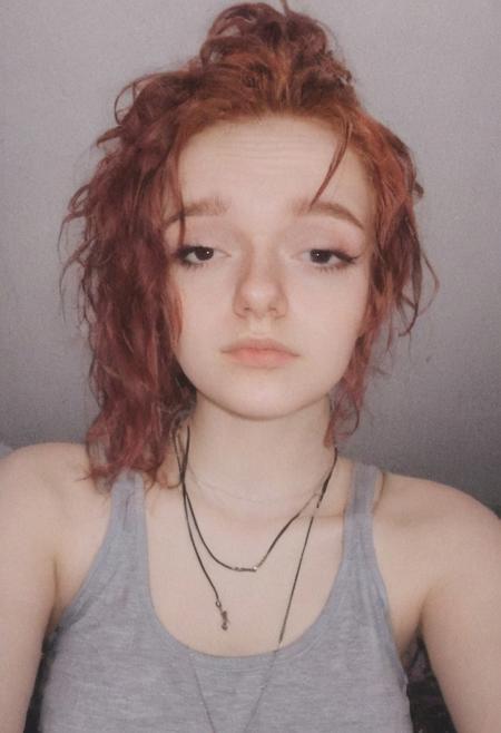woman, egirl_pfp, polaroid
<lora:egirl_pfp:1>, Molly, MJ, auburn hair, greyish violet tank top, cleavage, polaroid photo
