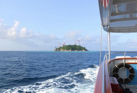 On the sea, I looked at the island from the ship, and there was a dock on the island