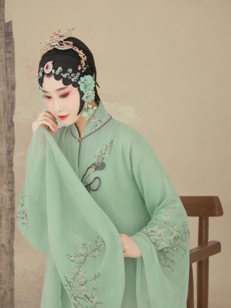 <lora:chinese operas_1-000015:0.7>,ä¸ä¸ªèº«ç©¿å½©è²å¸¦æè±çº¹ææçå¥³äººï¼èº«ä¸çææç±å½©çº¿ç»æ,qingyi,xians,<lora:xd_1:0.3>,