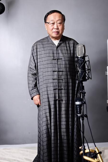 best quality, masterpiece,Grey background,unlined long gown,full body,Vertical microphone,looking at viewer, glasses,old men, <lora:lijianhua:0.8>