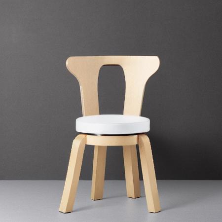 artek, Solid birch, Solid birch, Birch plywood, Birch veneer, High-pressure laminate, Linoleum, Fabric upholstery and PU foam padding, Leather upholstery and PU foam padding, Leather upholstery, Form-pressed birch plywood,a wooden chair with a white seat and back rest on a white background