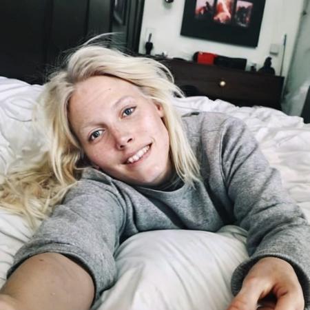 laurabirn a photo of a woman 26 years old,selfie| shot from above| medium shot| streetwear| young woman| lying on her back| on a bed| curvy| medium breast size