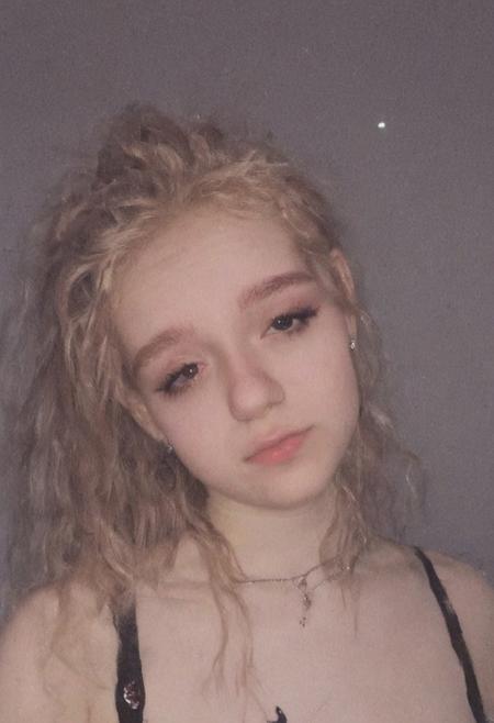 woman, egirl_pfp, polaroid
<lora:egirl_pfp:1>, Molly, MJ