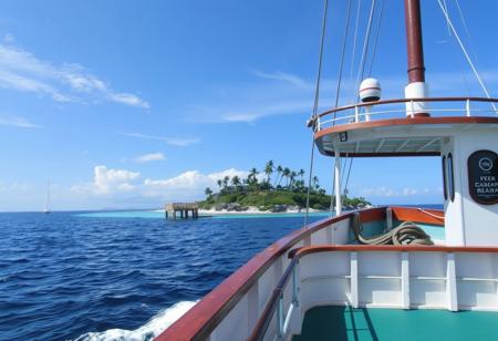 On the sea, I looked at the island from the ship, and there was a dock on the island