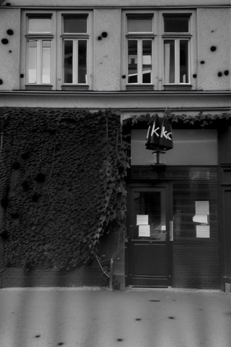 KB_orwo_NP22, instagram photo, ein straenkaffee irgendwo in leipzig , hard shadows, film grain