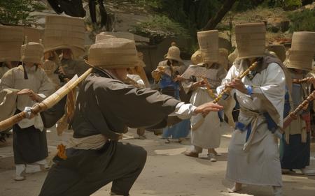 dynamic angle, dynamic pose, perspective, foreshortening, undercut,  k0mus0 with a basket on his head,  holding flute, playing flute, multiple people, , Lord of the Rings,  Tolkien,  Hillmen,  Dunlending,   (medium shot)
  <lora:wuxia2:0.8> wuxia, (smile:0.4), 
 <lora:Komuso:1>