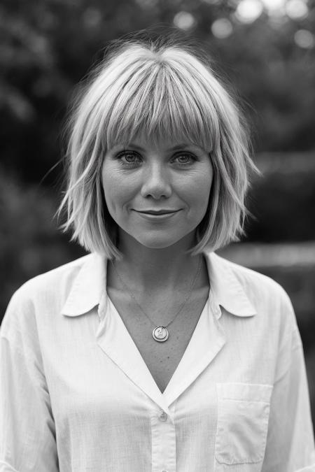 glynisbarber, woman, 1girl, looking at viewer, smile, short hair, bangs, jewelry, monochrome, upper body, greyscale, medium hair, button-down shirt, necklace, blurry, depth of field, blurry background, realistic
<lora:GlynisBarberSD:0.8>