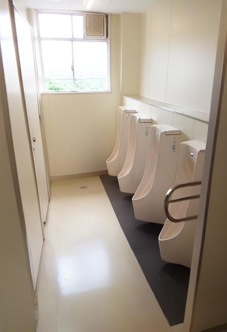 学校の男子トイレ Boys' restroom in a Japanese high school / PONY PONY_V5