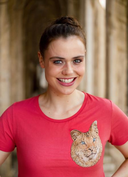 professional photography, portrait of a woman in pink tee, smile, in Florence, bold, bright colours, (high detailed skin:1.1)
 <lora:jennie_jacques_lora_v01:1> jenjac