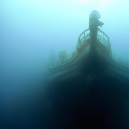 deep underwater murky shipwreck , 
 <lora:thalassophobia:1>