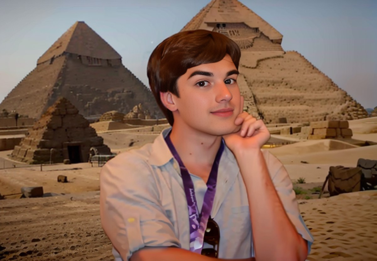 mat_pat in front of Egyptian pyramids