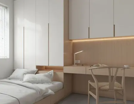 小卧室靠窗的床和桌子